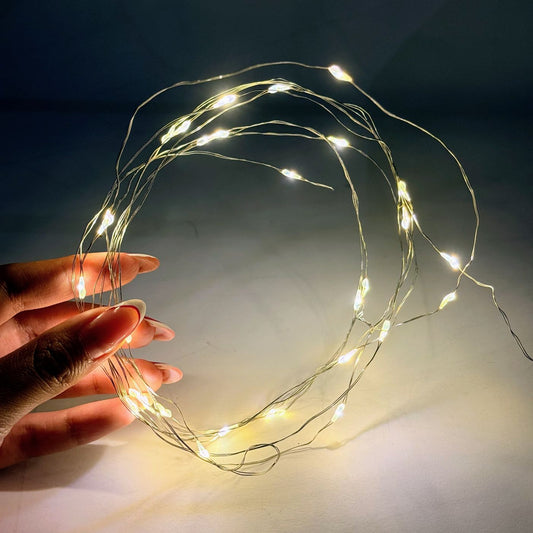 Guirnalda de luces LED encendida sostenida en la mano