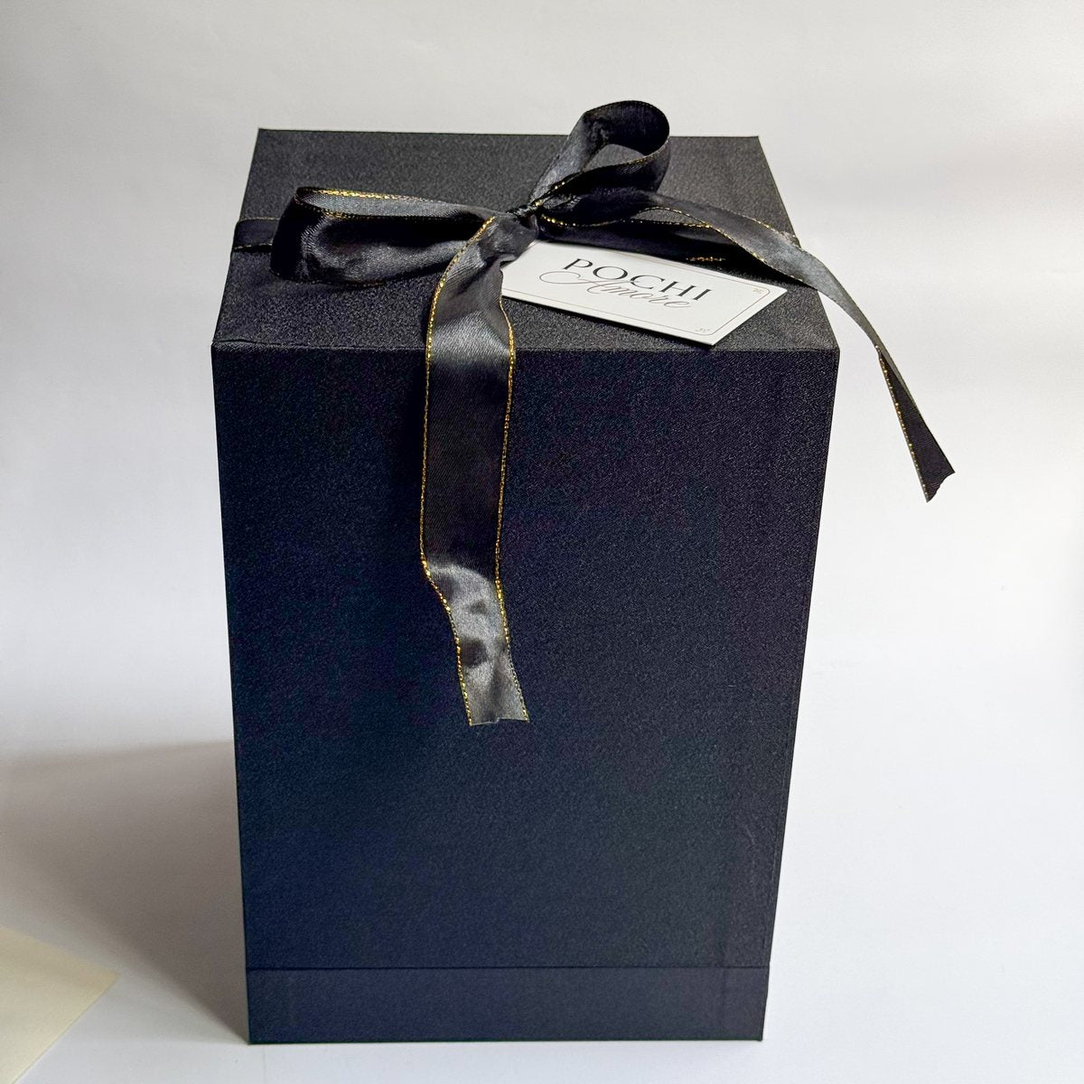 Caja de regalo negra cerrada de Rosa Eterna Corazón con moño