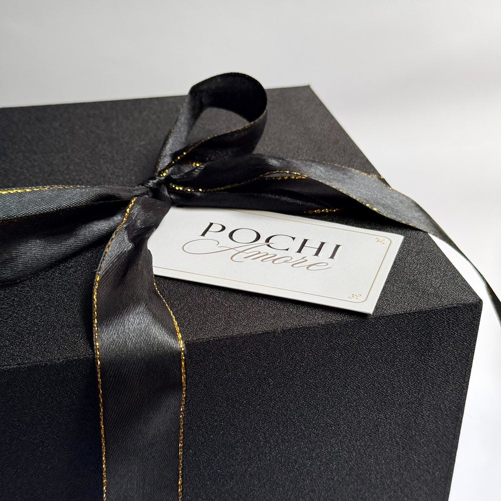 Caja de regalo negra cerrada de Rosa Eterna Deluxe con moño